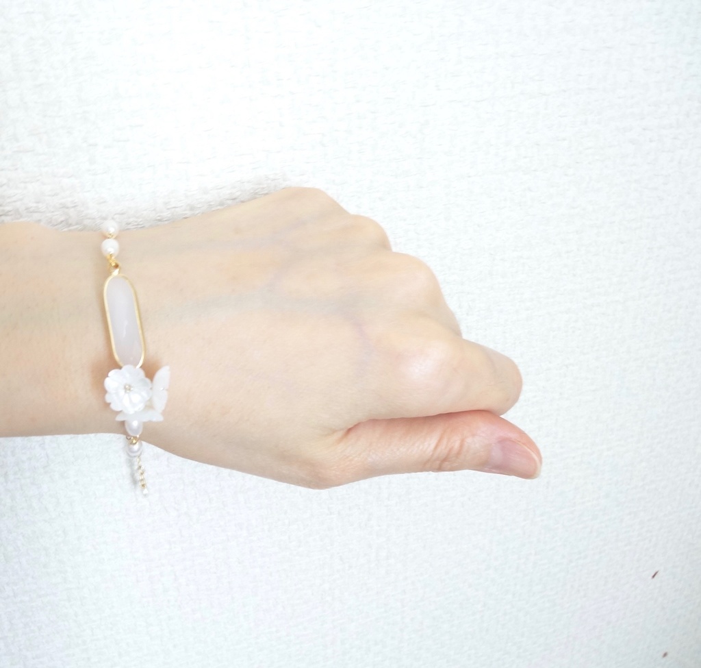 貝のお花とパールのブレスレット