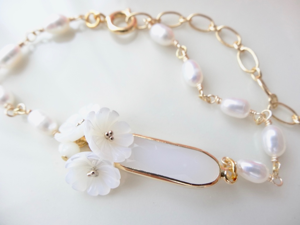 貝のお花とパールのブレスレット