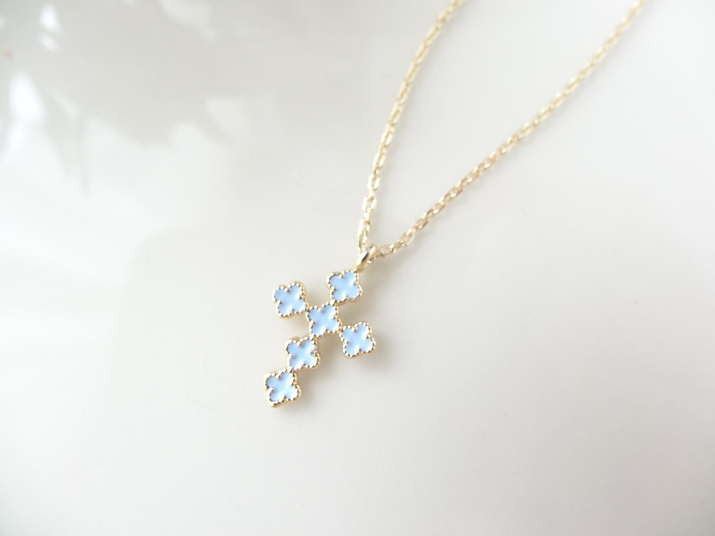 小さな青いお花の十字架