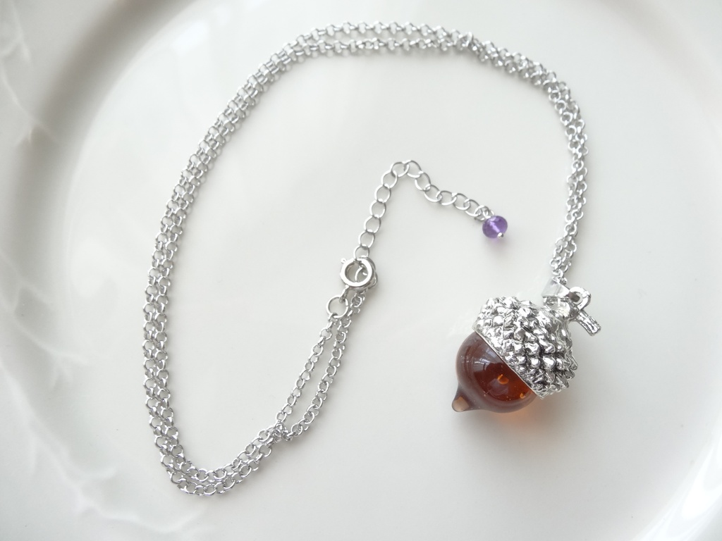 ガラスのどんぐりネックレス・銀