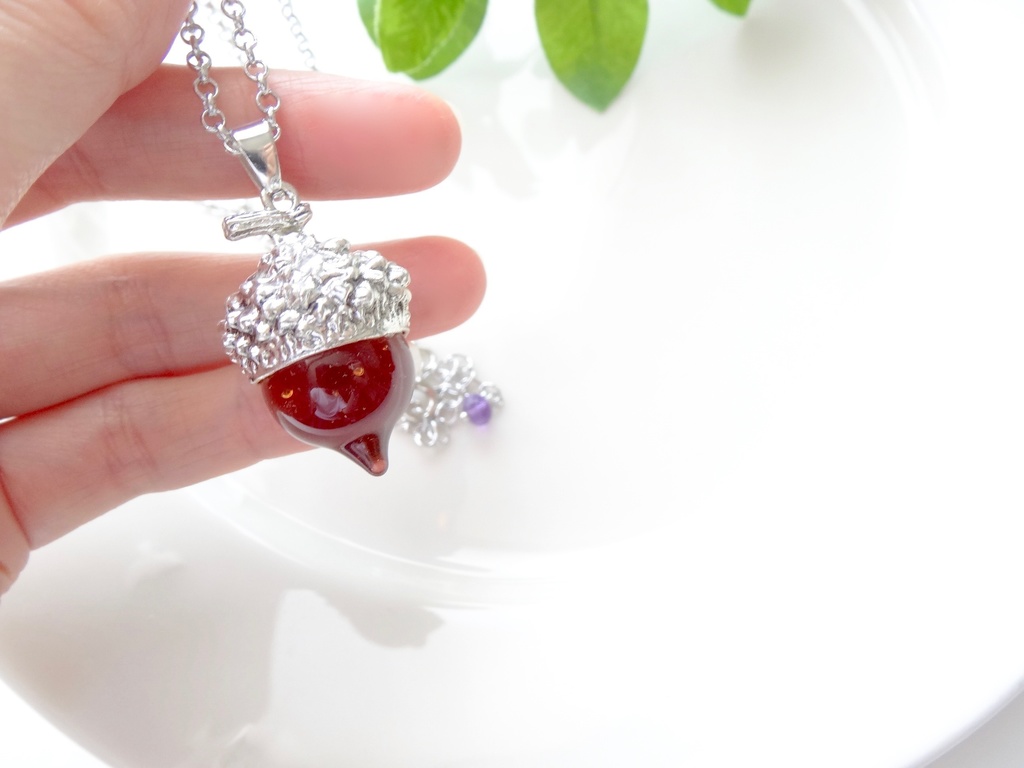 ガラスのどんぐりネックレス・銀