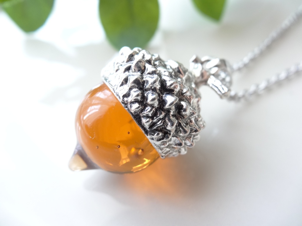 ガラスのどんぐりネックレス・銀
