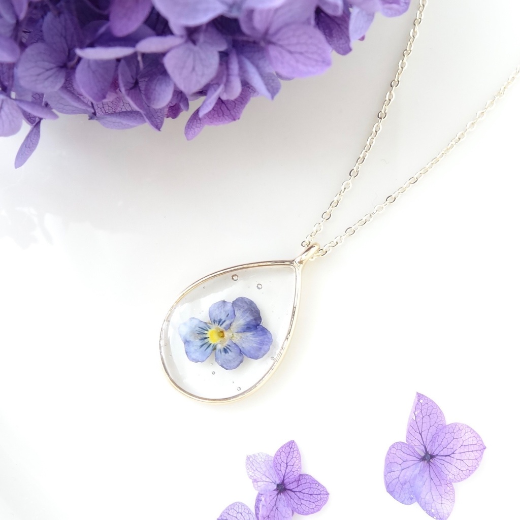 ビオラのペンダント