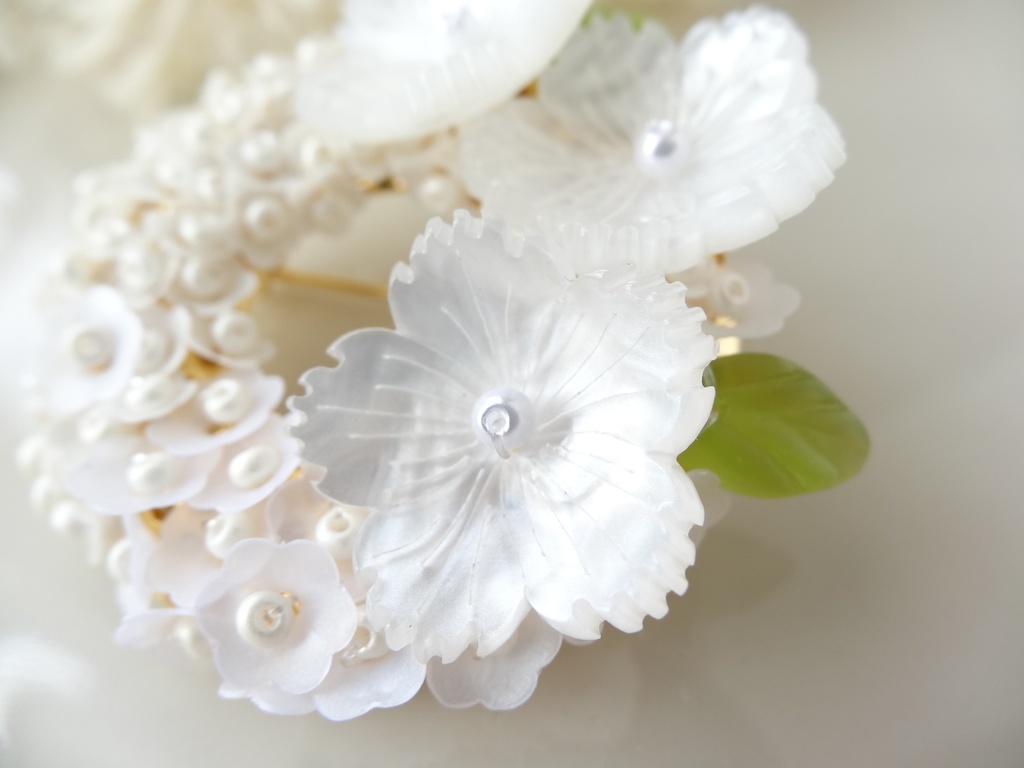 フラワーリースブローチ・ホワイト