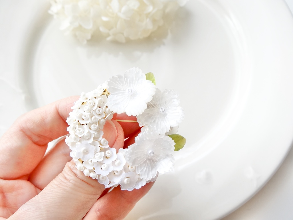 フラワーリースブローチ・ホワイト