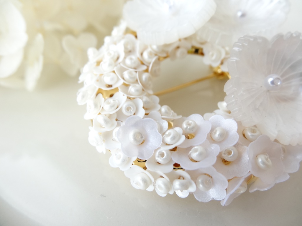 フラワーリースブローチ・ホワイト
