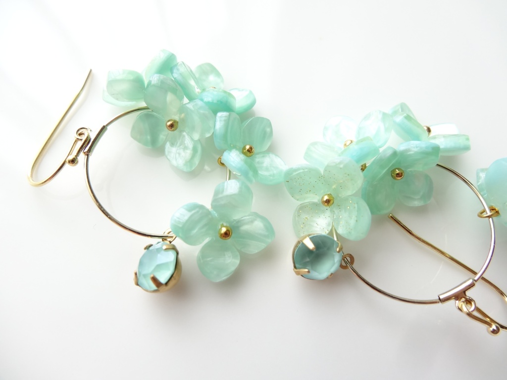 花ゆらピアスー緑の紫陽花ー(イヤリングOK)