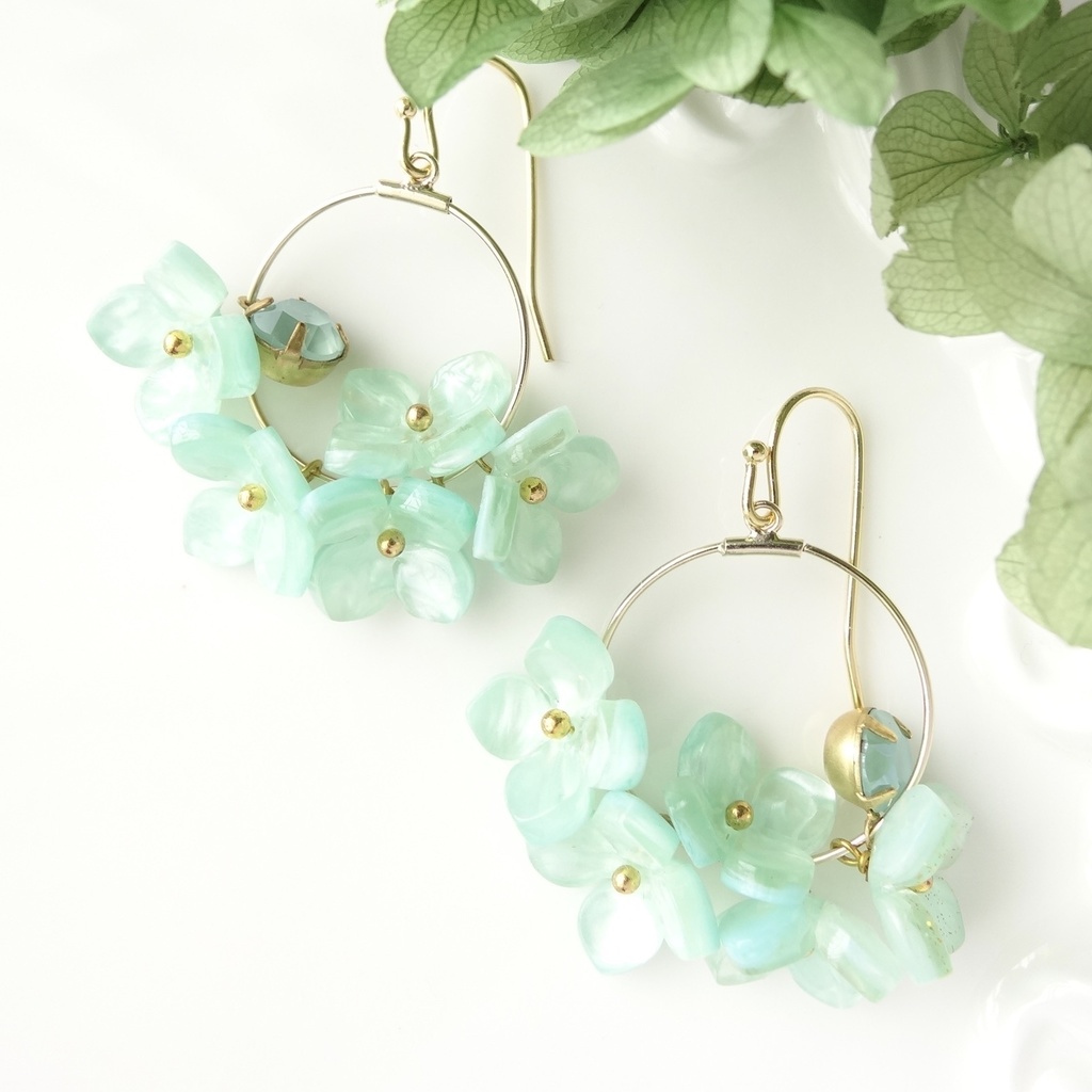 花ゆらピアスー緑の紫陽花ー(イヤリングOK)