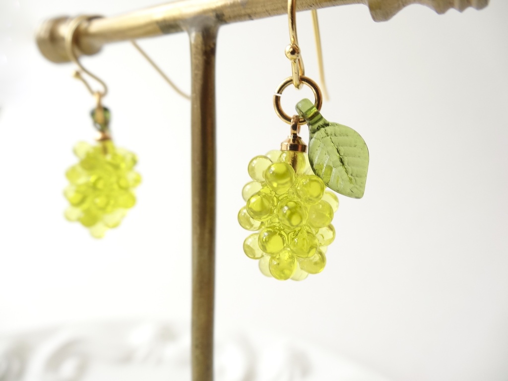 葡萄のピアスーマスカットー(イヤリングOK)