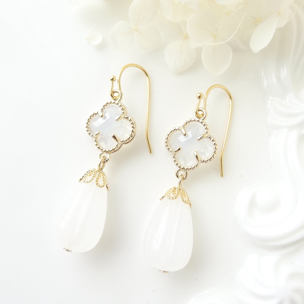 ホワイトジェード＆ホワイトフラワーピアス