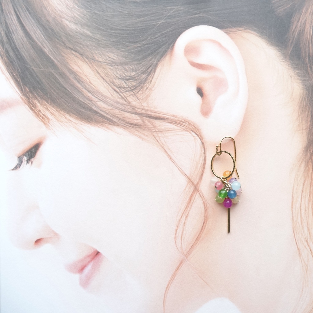 ガーネット&マルチカラーストーン/虹色水玉ピアス(イヤリングOK)