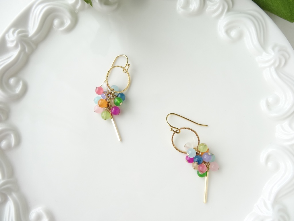 ガーネット&マルチカラーストーン/虹色水玉ピアス(イヤリングOK)