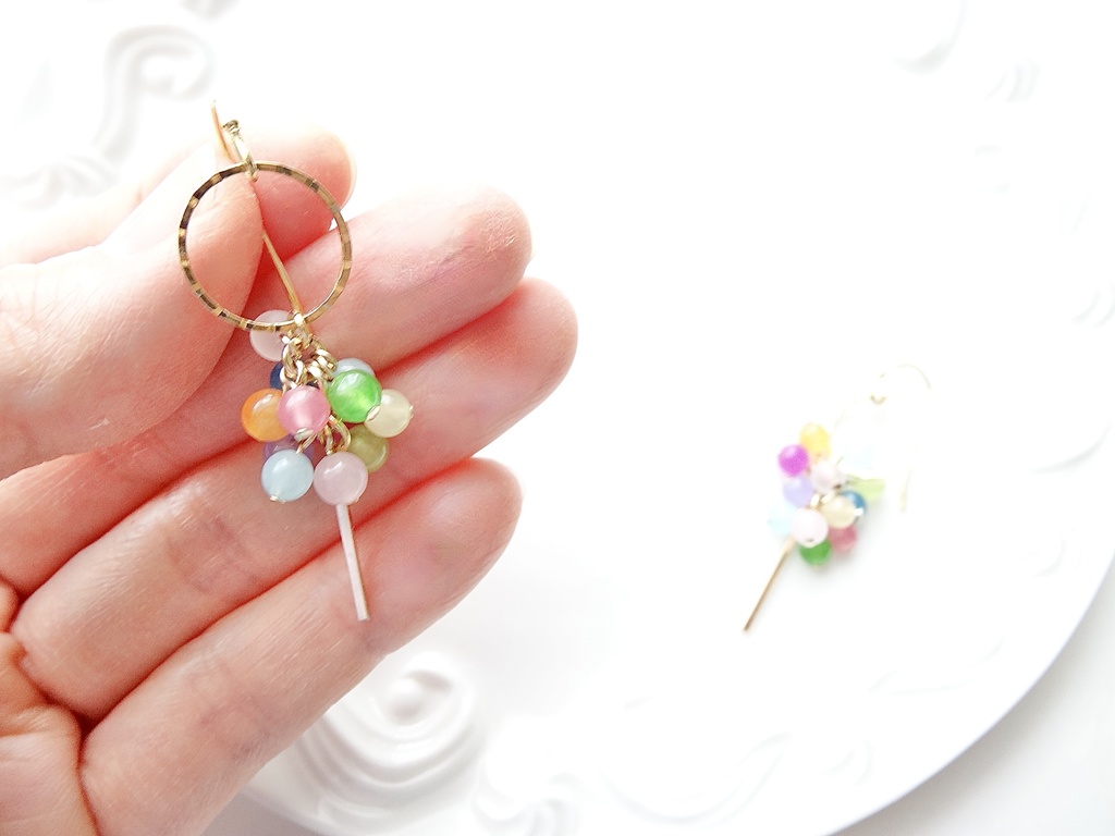 ガーネット&マルチカラーストーン/虹色水玉ピアス(イヤリングOK)