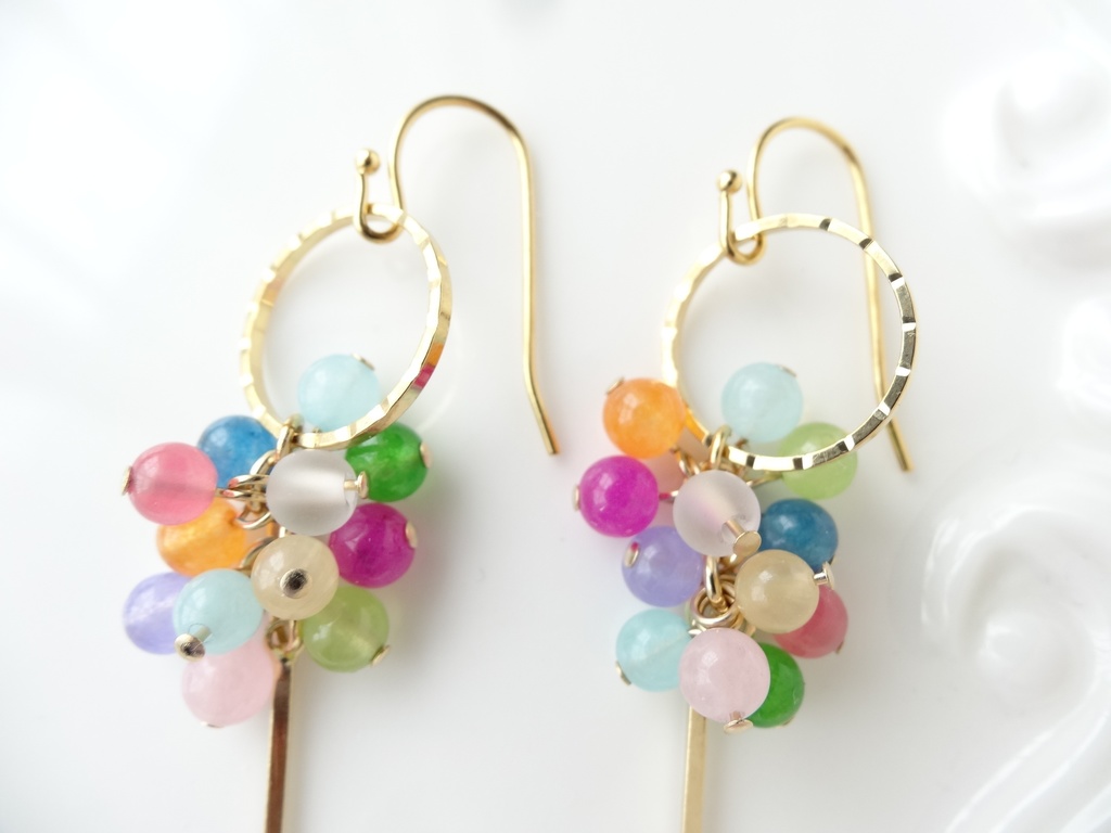ガーネット&マルチカラーストーン/虹色水玉ピアス(イヤリングOK)