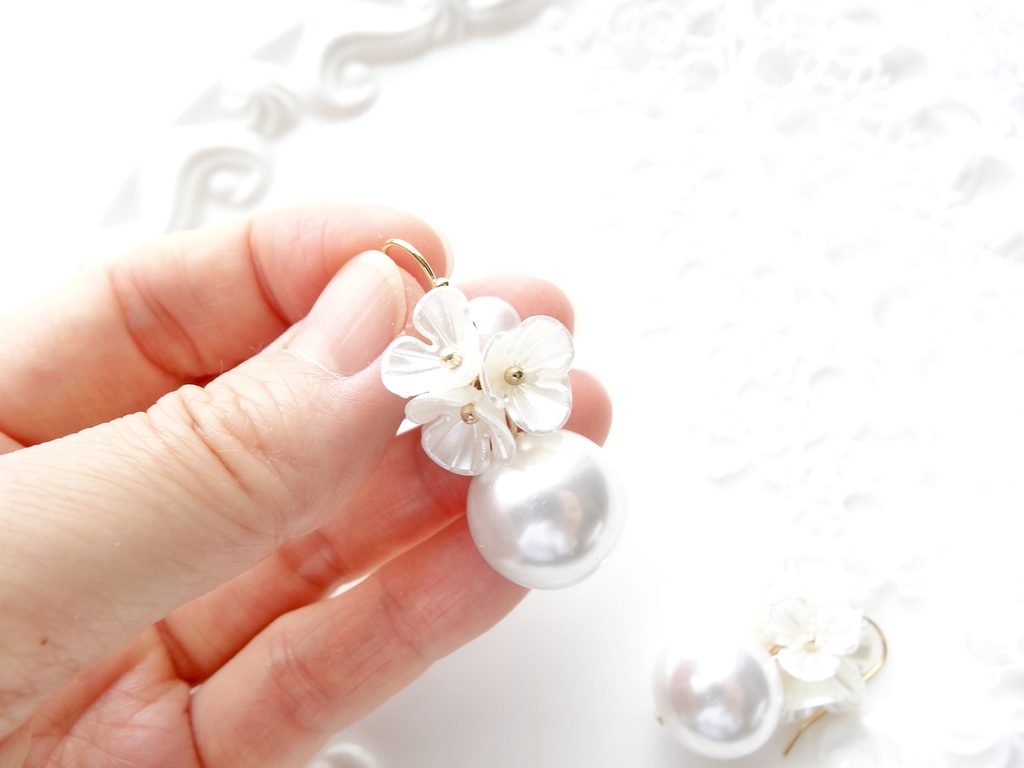 大粒マーメイドベル・ホワイトフラワー(イヤリングOK)