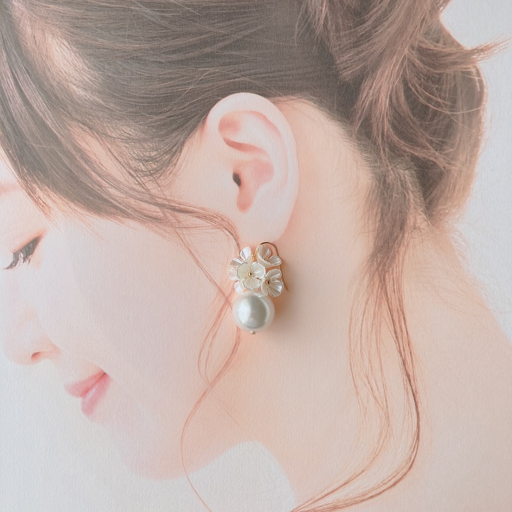 大粒マーメイドベル・ホワイトフラワー(イヤリングOK)