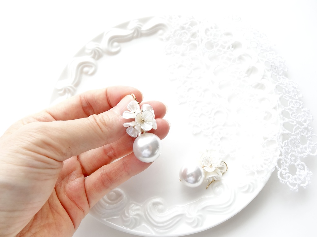 大粒マーメイドベル・ホワイトフラワー(イヤリングOK)