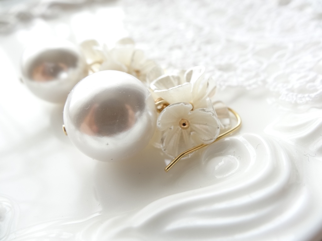 大粒マーメイドベル・ホワイトフラワー(イヤリングOK)