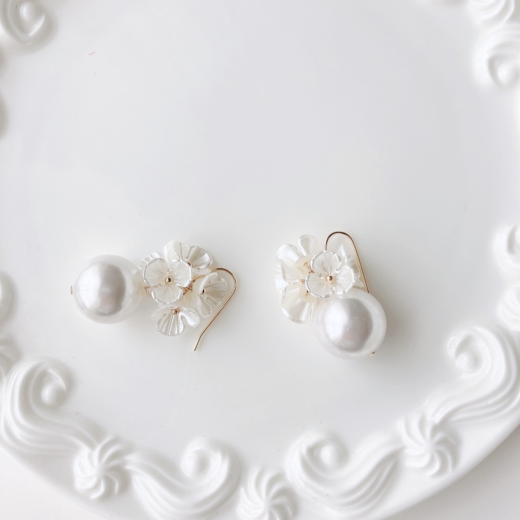 大粒マーメイドベル・ホワイトフラワー(イヤリングOK)