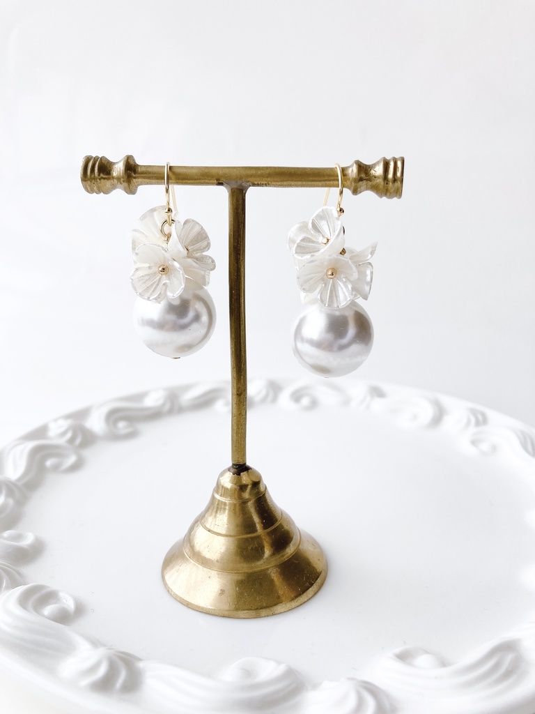 大粒マーメイドベル・ホワイトフラワー(イヤリングOK)