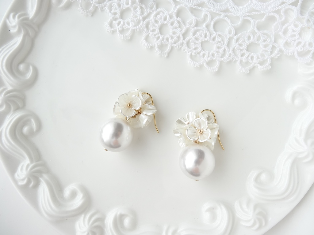 大粒マーメイドベル・ホワイトフラワー(イヤリングOK)