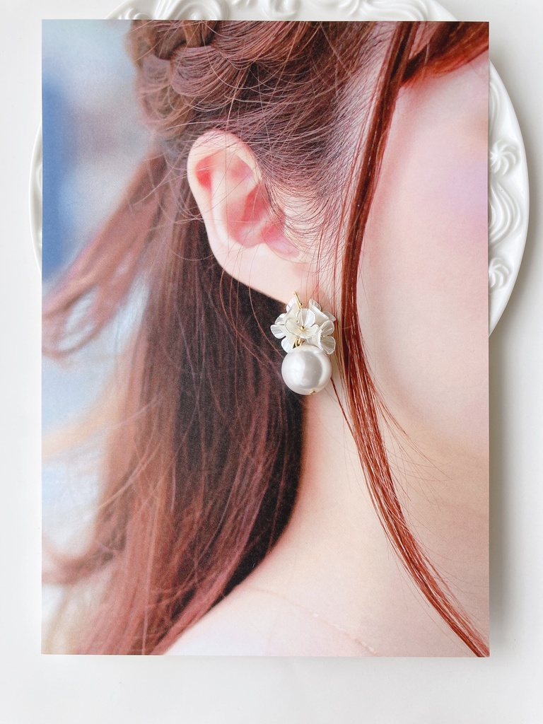 大粒マーメイドベル・ホワイトフラワー(イヤリングOK)