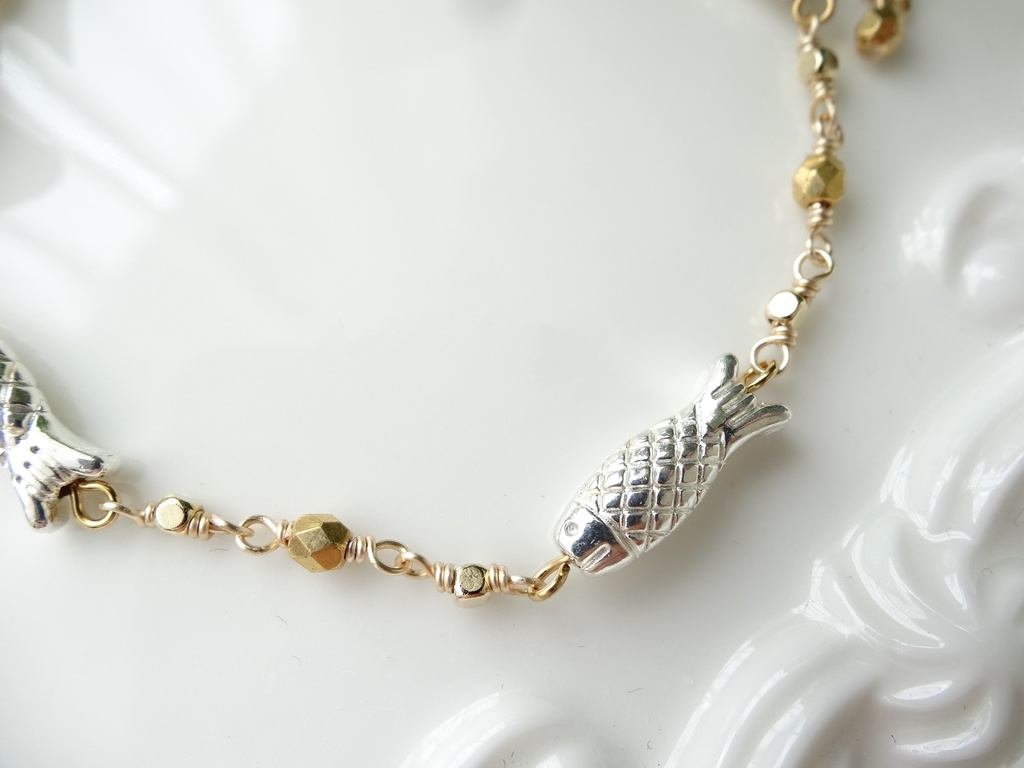 銀の魚のブレスレット