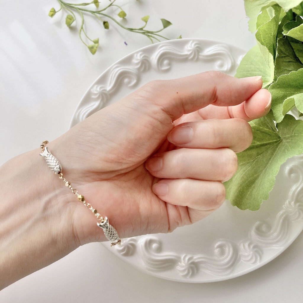 銀の魚のブレスレット