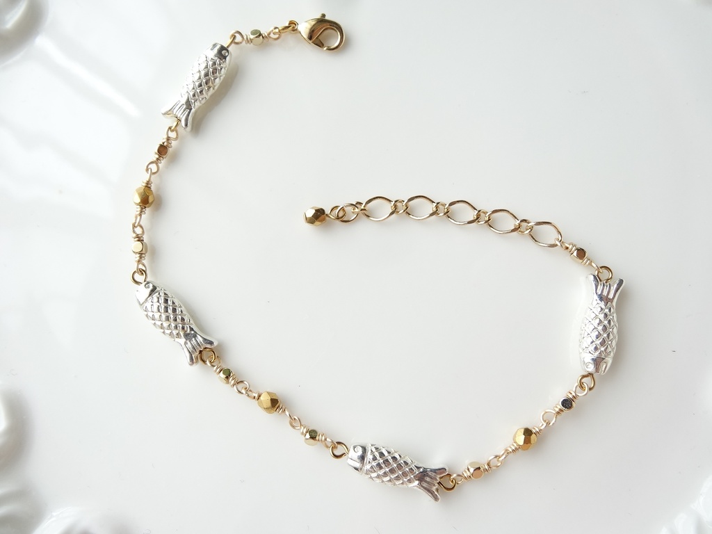銀の魚のブレスレット