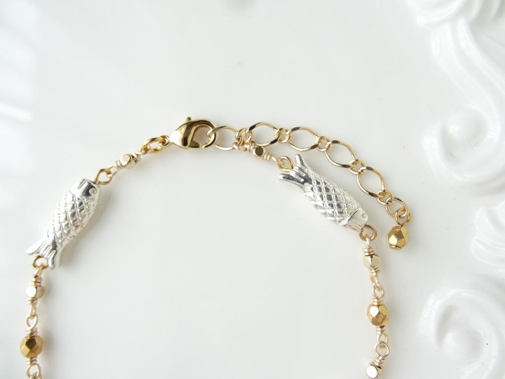 銀の魚のブレスレット