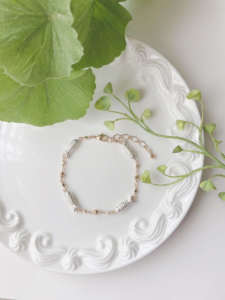 銀の魚のブレスレット