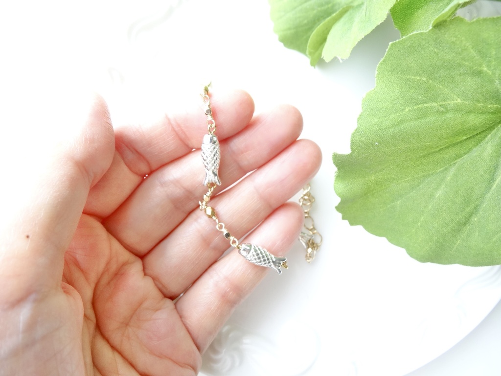 銀の魚のブレスレット