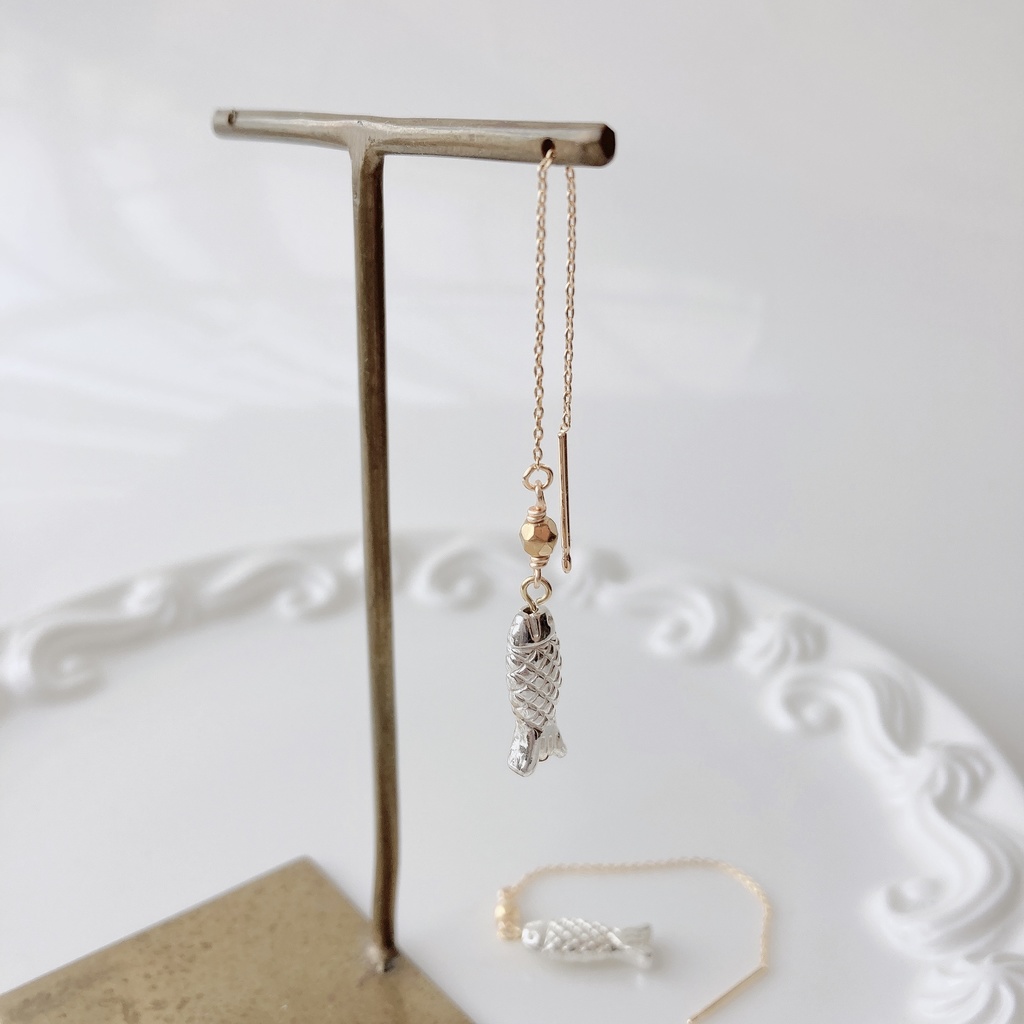 銀の魚のピアス