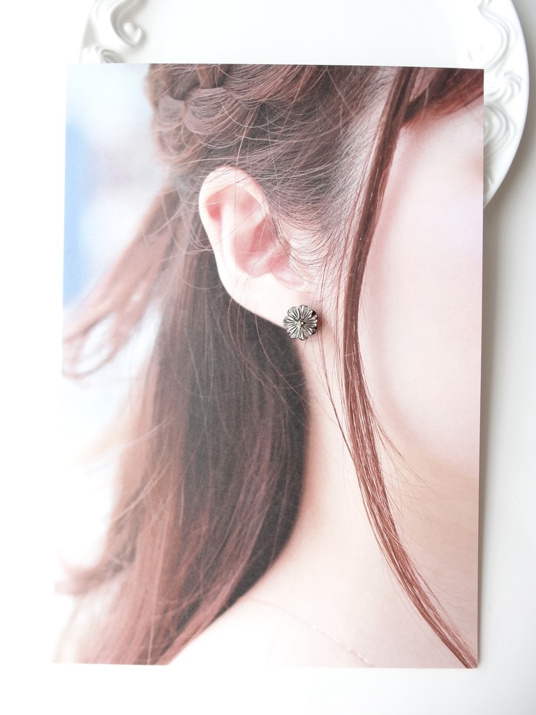 黒蝶貝&チタン マーガレットピアス