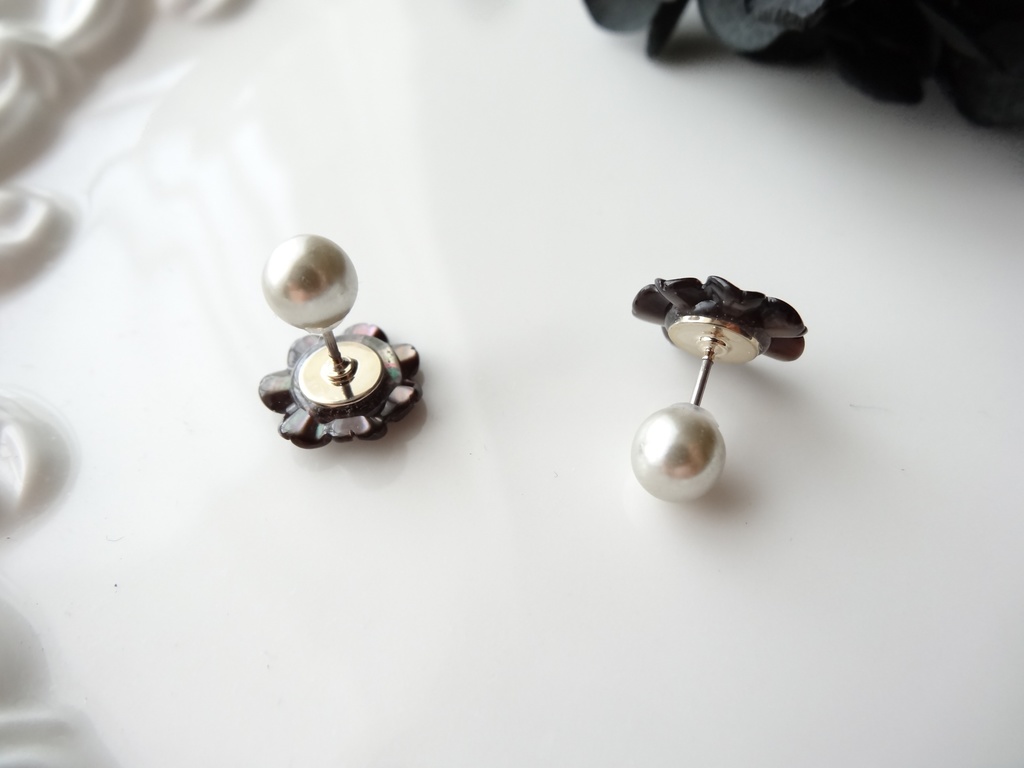 黒蝶貝&チタン マーガレットピアス