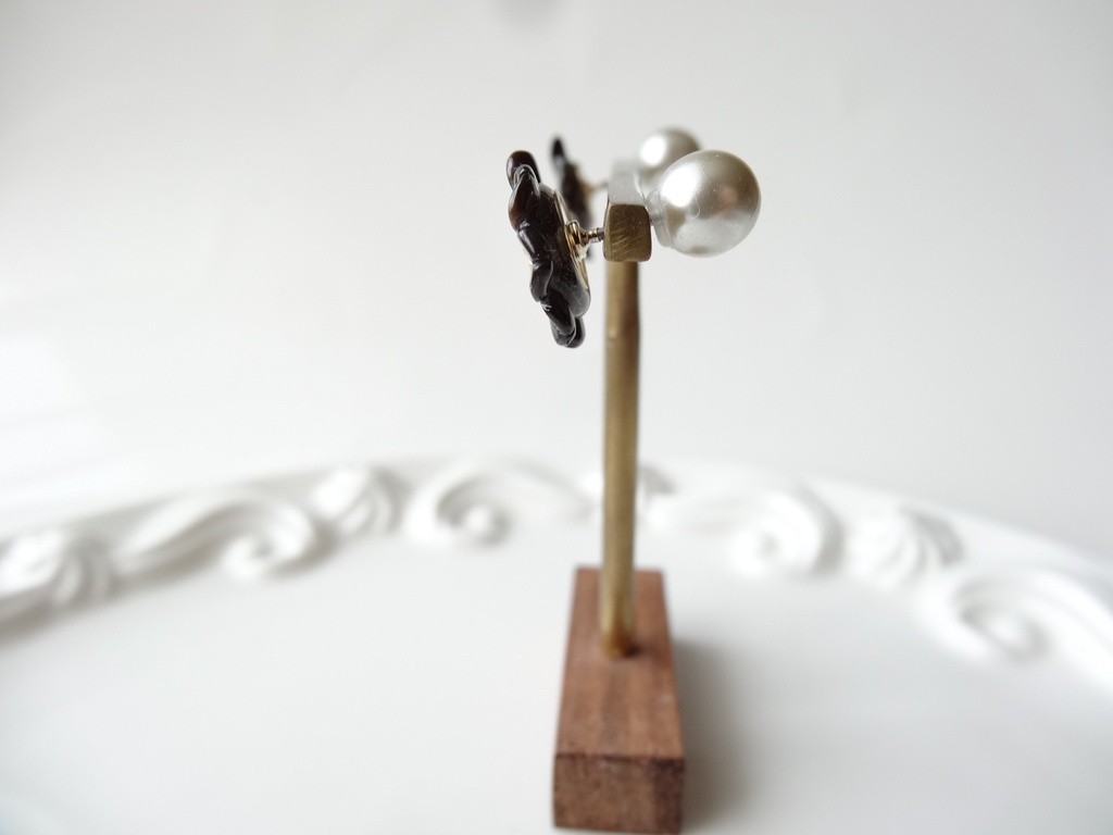 黒蝶貝&チタン マーガレットピアス