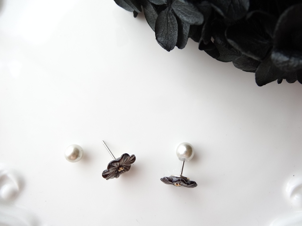 黒蝶貝&チタン マーガレットピアス