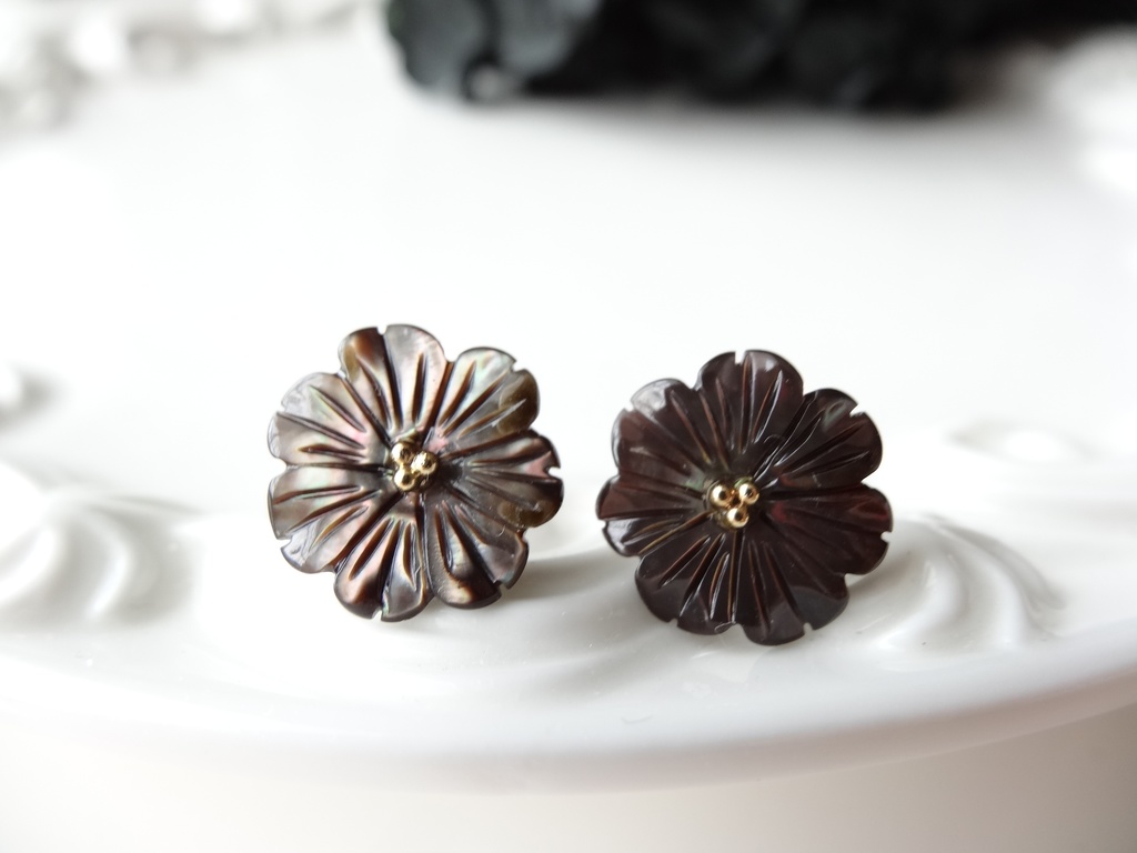 黒蝶貝&チタン マーガレットピアス