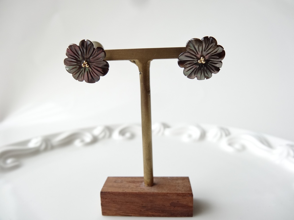 黒蝶貝&チタン マーガレットピアス