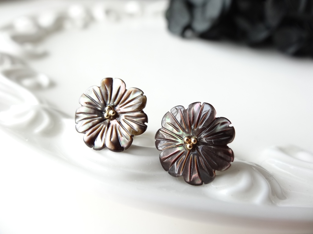 黒蝶貝&チタン マーガレットピアス