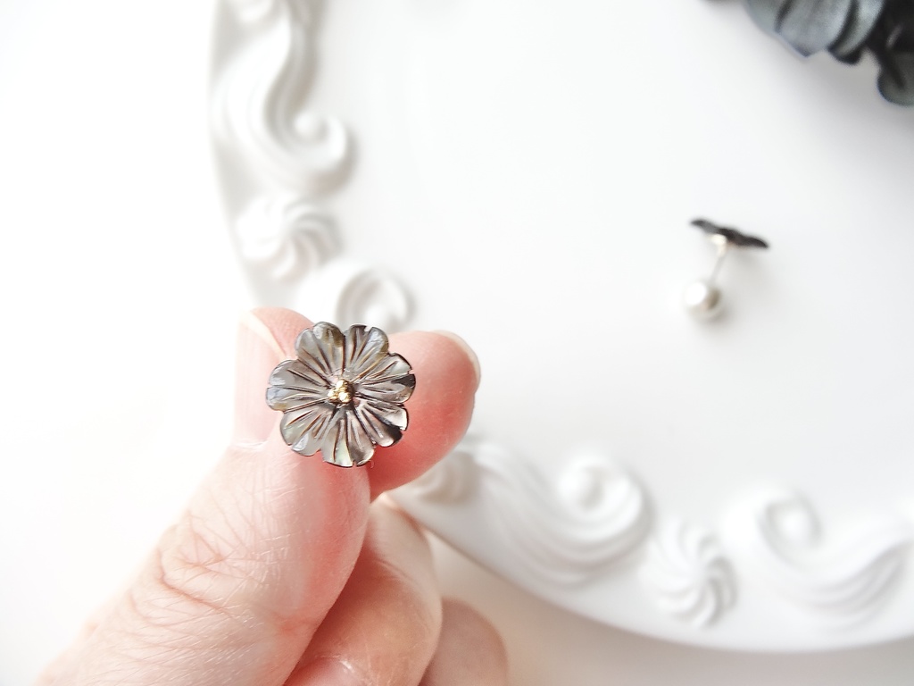 黒蝶貝&チタン マーガレットピアス