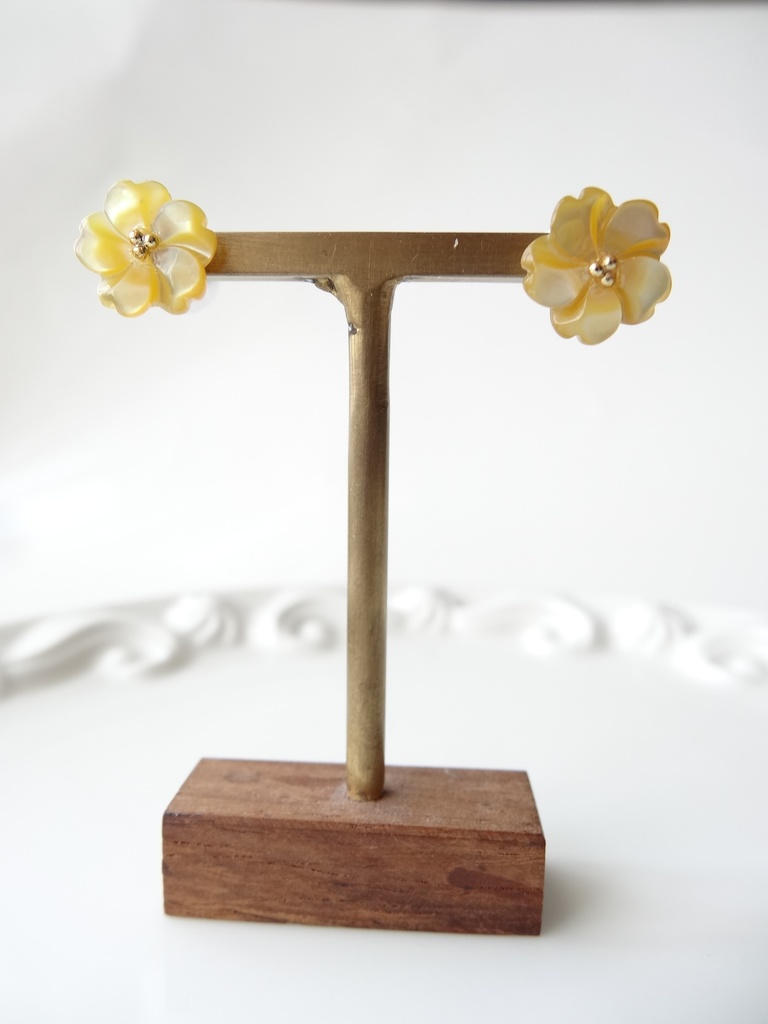 イエローシェル&チタン 黄色の桜のピアス