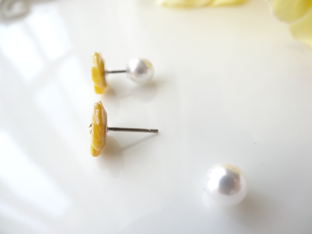 イエローシェル&チタン 黄色の桜のピアス