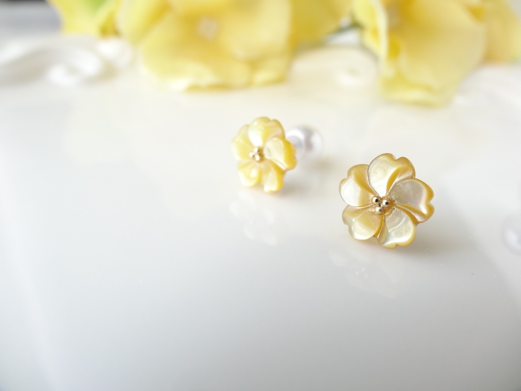 イエローシェル&チタン 黄色の桜のピアス