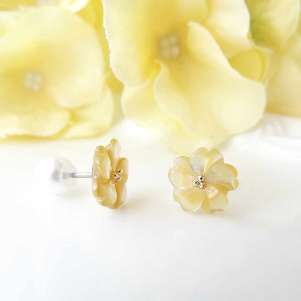 イエローシェル＆チタン　黄色の桜のピアス