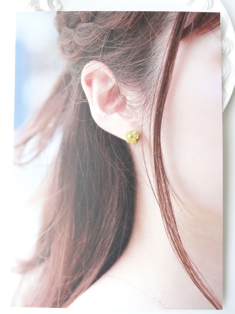 イエローシェル&チタン 黄色の桜のピアス