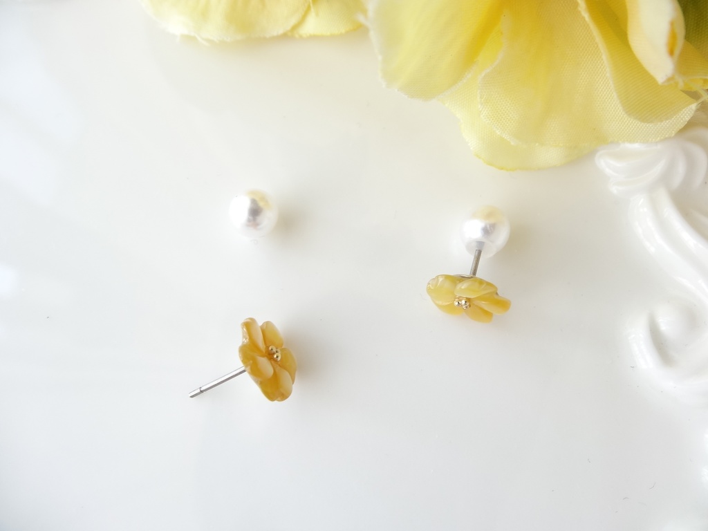 イエローシェル&チタン 黄色の桜のピアス