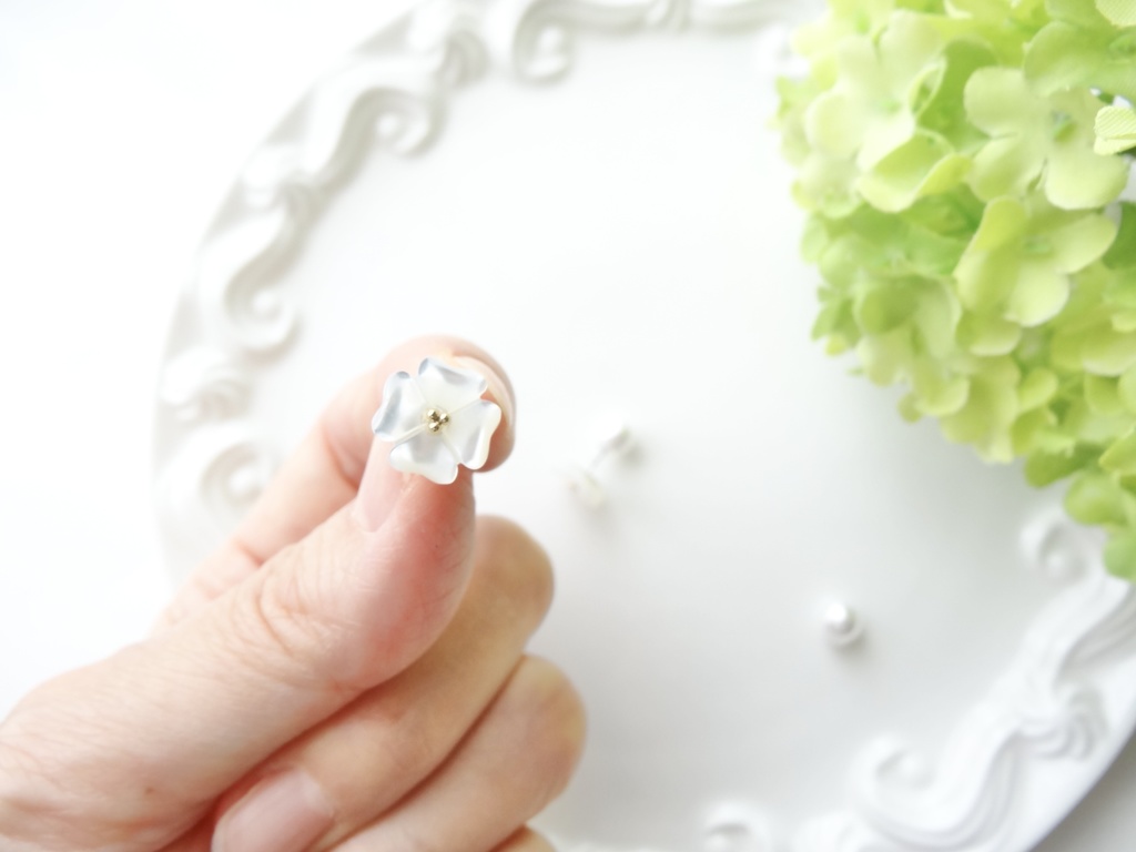 白蝶貝&チタン 四つ葉のピアス