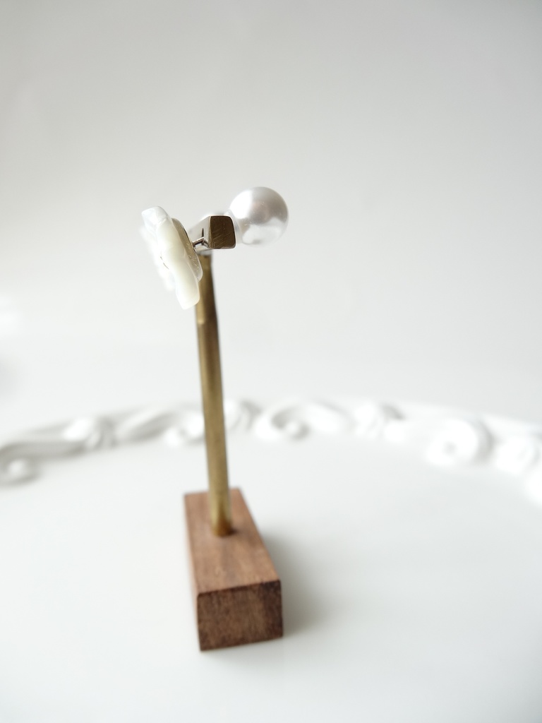 白蝶貝&チタン 四つ葉のピアス