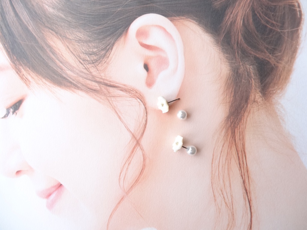 白蝶貝&チタン 四つ葉のピアス